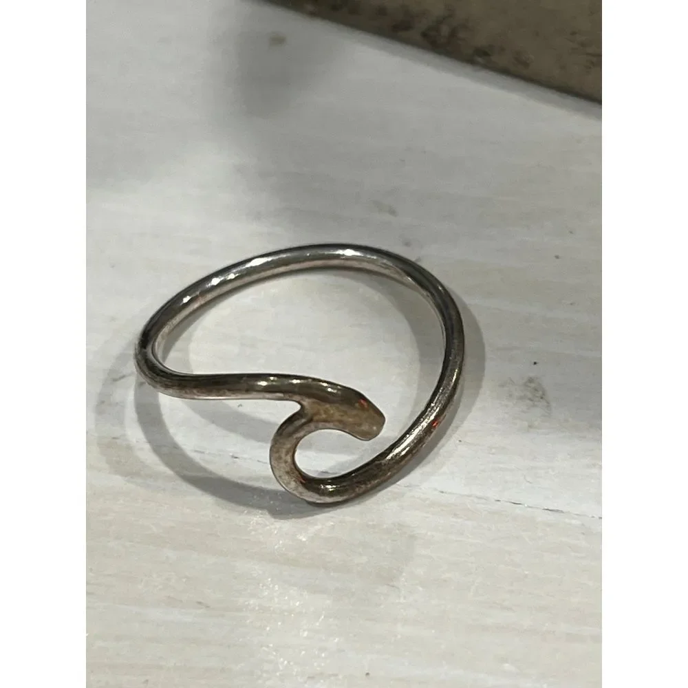 Silver toned wave ring lot of 2 size 8.25 & 4.5‎